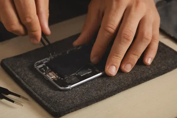 réparation écran téléphone atelier fiable intervention rapide utilisation pièces certifiées Lardin Saint Lazare